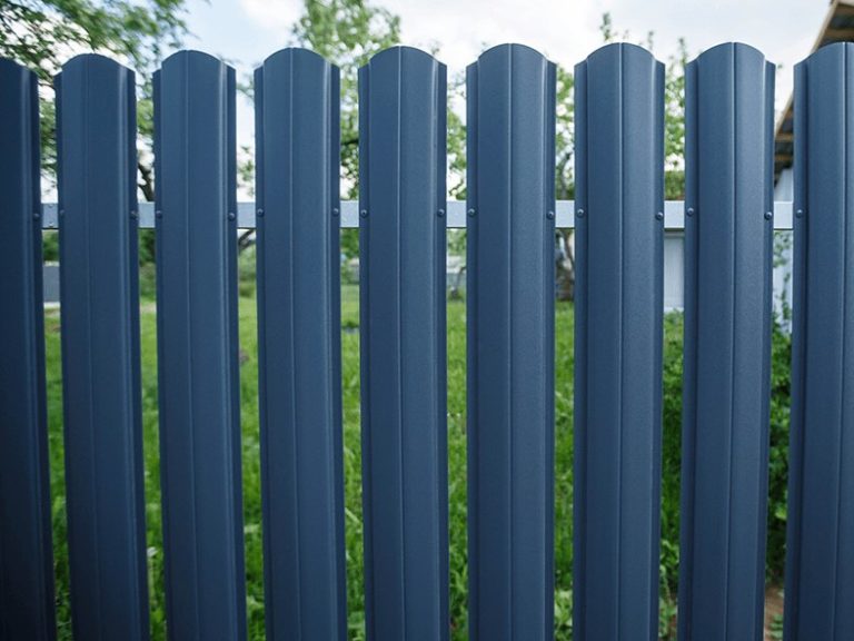 Забор из металлического штакетника цвет графит фото